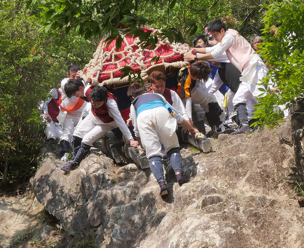 近江 伊庭の坂下し祭り こんな勇壮な奇祭が滋賀県にあった Do It Ourselves それ自分でやってみたら