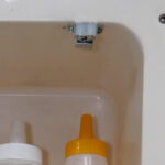 キャビネット扉のキャッチ金具の交換