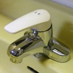 洗面用水栓をシングルレバー型に交換