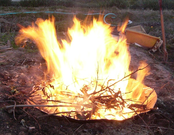 一斗缶で作る無煙炭化器 (2)組立て式への変更と燃焼実験 – Do It