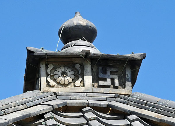 地蔵堂屋根頂部の飾り瓦